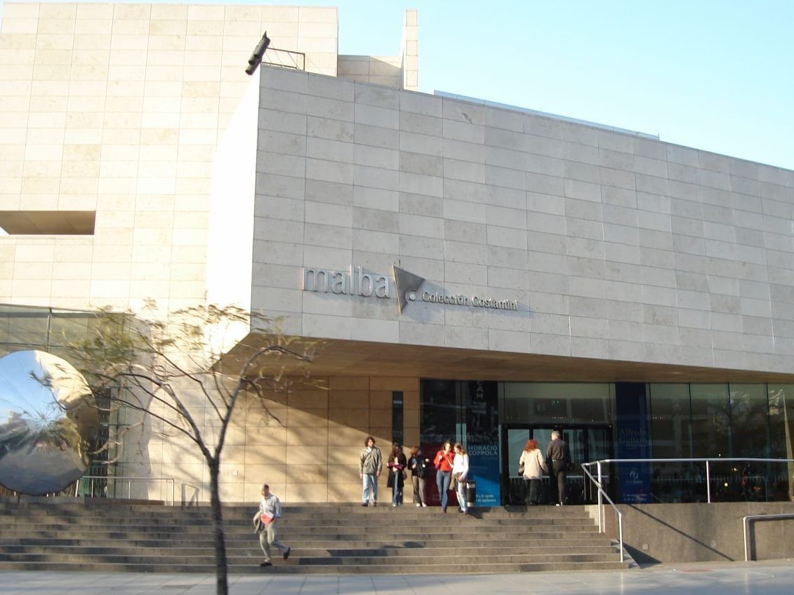 Vista exterior del MALBA - Museo de Arte Latinoamericano cerca del Hotel Emperador Buenos Aires