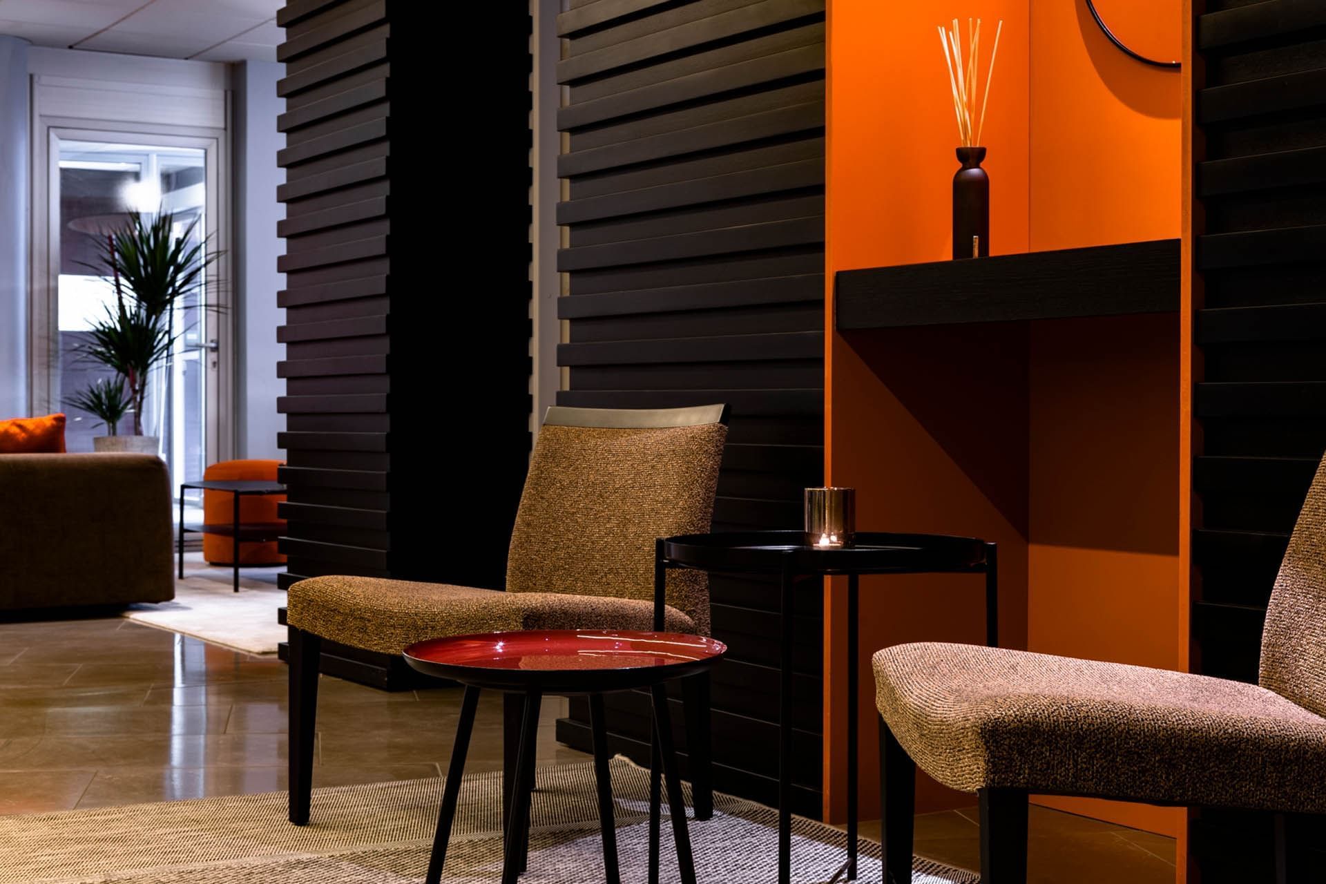 Espace salon avec chaises à Escale Oceania Pornichet La Baule