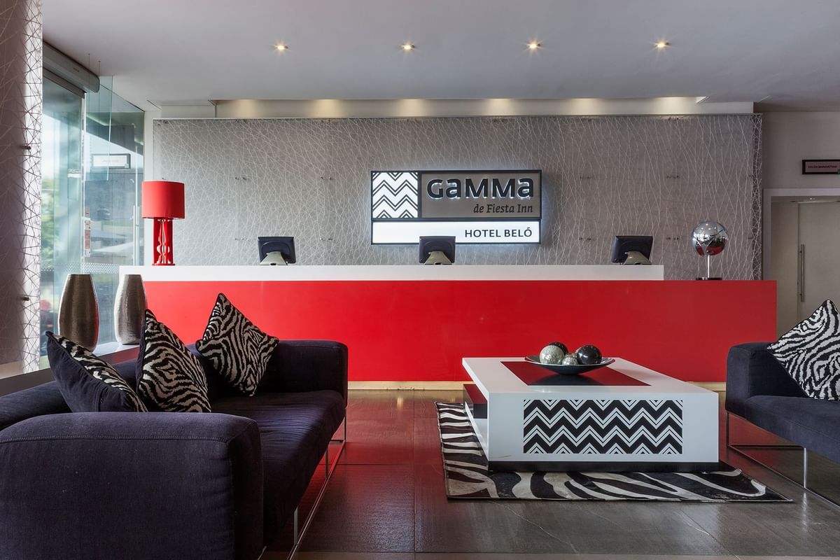 Amplio vestíbulo con mostrador de recepción en Gamma Hotels