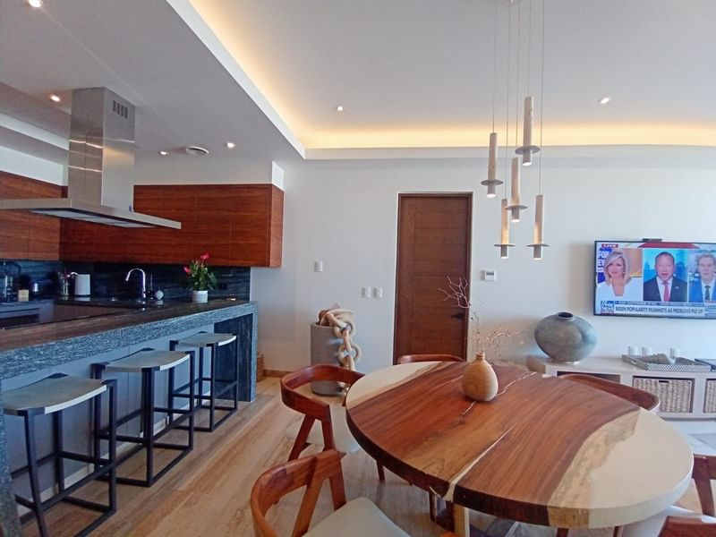 Kitchenette and dining area in a room at Live Aqua Private Residences La Paz