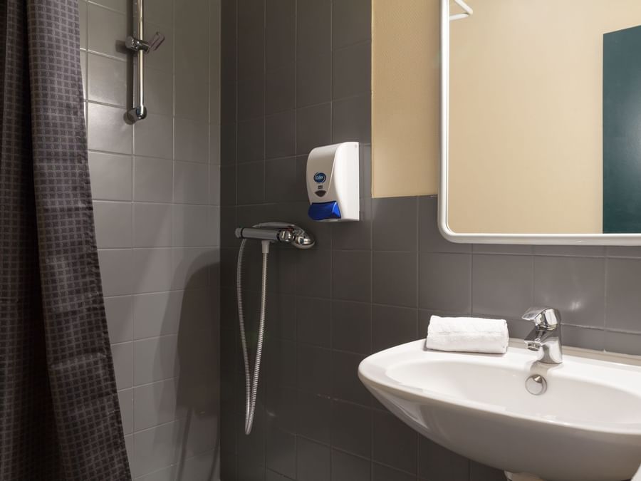Bathroom vanity in bedrooms at Hotel Rennes West
