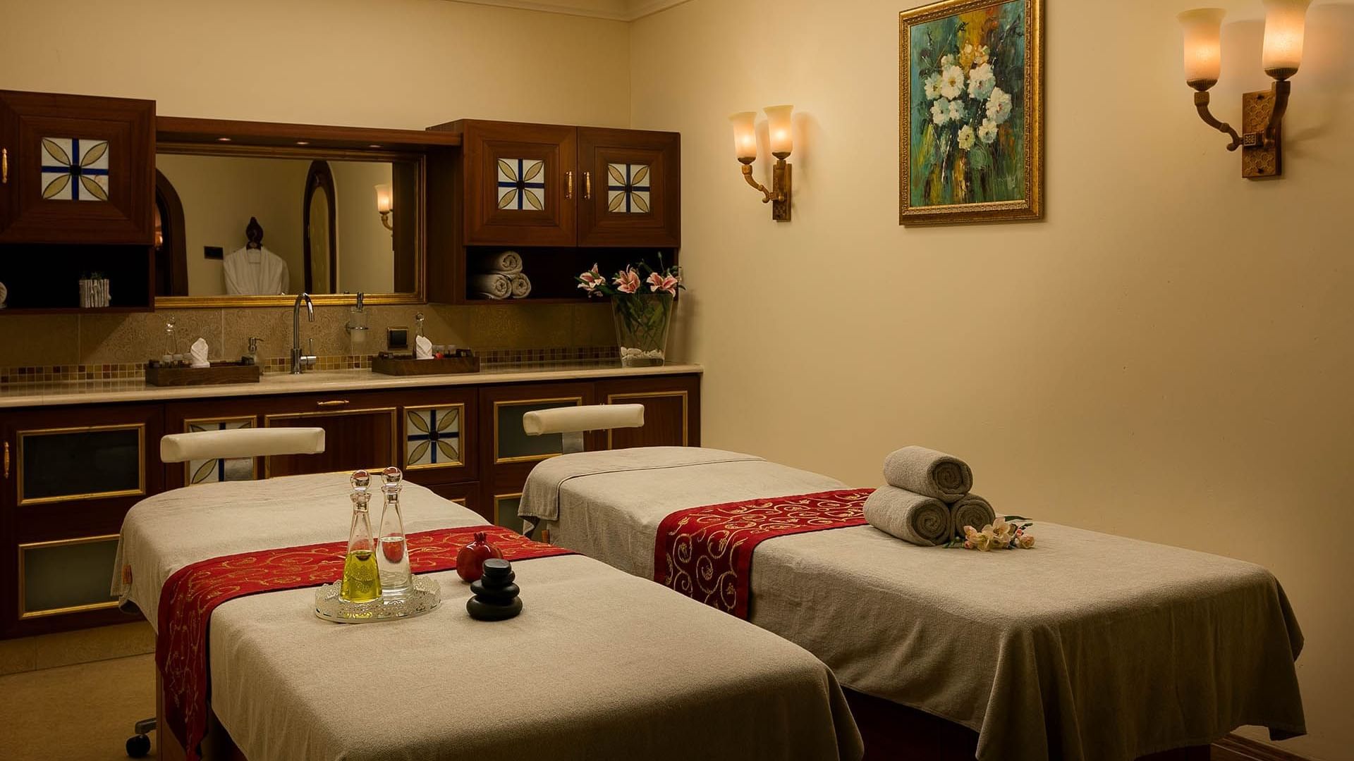 Titanic Mardan Palace'taki Amon Spa'da iki masaj yatağı.