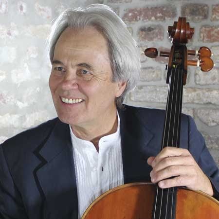 Lächelnder Cellist hält sein Instrument, Celloabend Recital mit Christian Brunnert - 18:00 Uhr