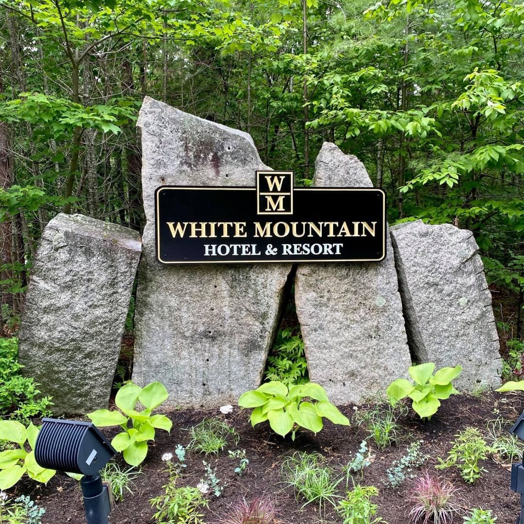 Image of the sign board at White Mountain Hotel