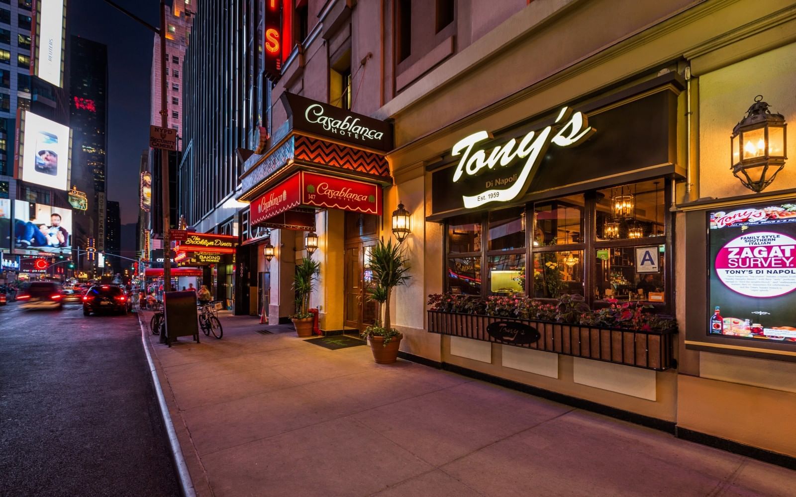 Rues illuminées et entrée de l'hôtel Casablanca par Library Hotel Collection
