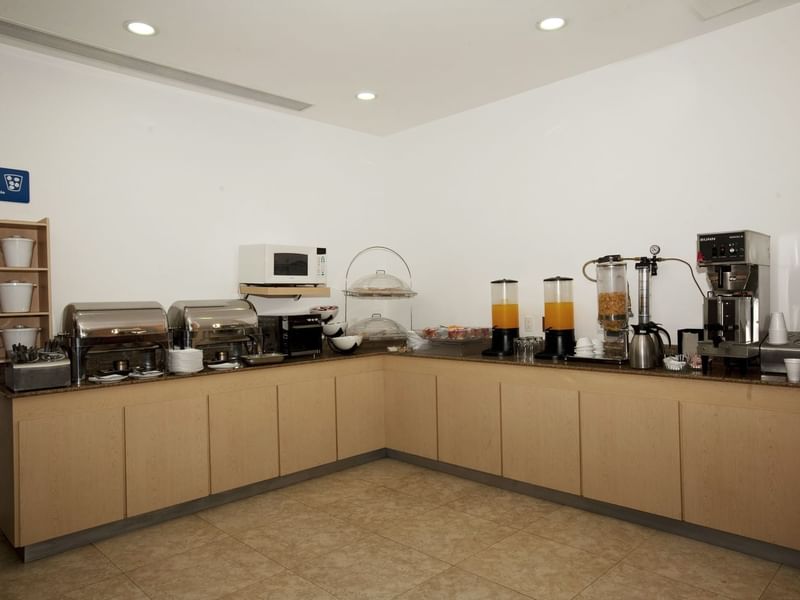 Zona buffet en salón de desayunos de One Hotels