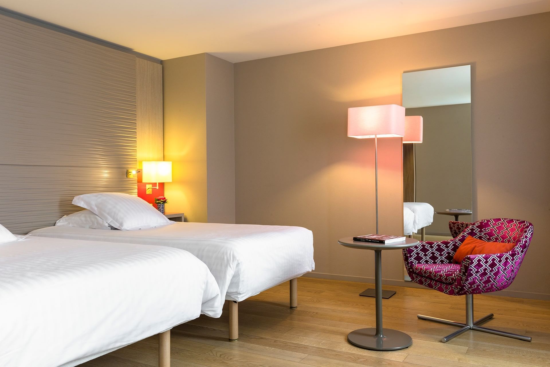 Chambre Supérieure avec des fauteuils confortables, Oceania Hôtel de France Nantes
