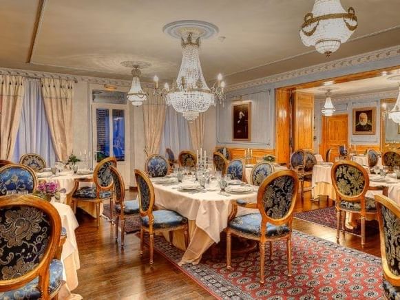 Salle à manger élégante avec des lustres et des meubles raffinés dans un hôtel.