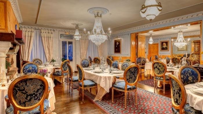 Salle à manger élégante avec des lustres et des meubles raffinés dans un hôtel.