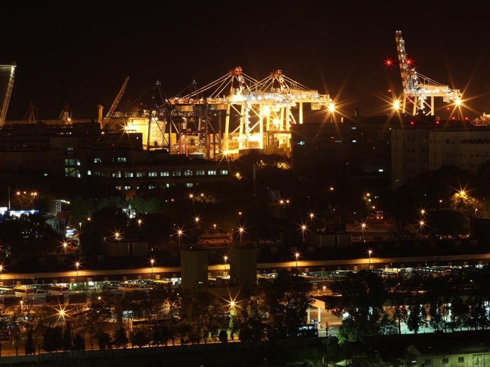 Vista exterior del barrio de Recoleta en la noche con las luces de la ciudad cerca del Hotel Emperador Buenos Aires