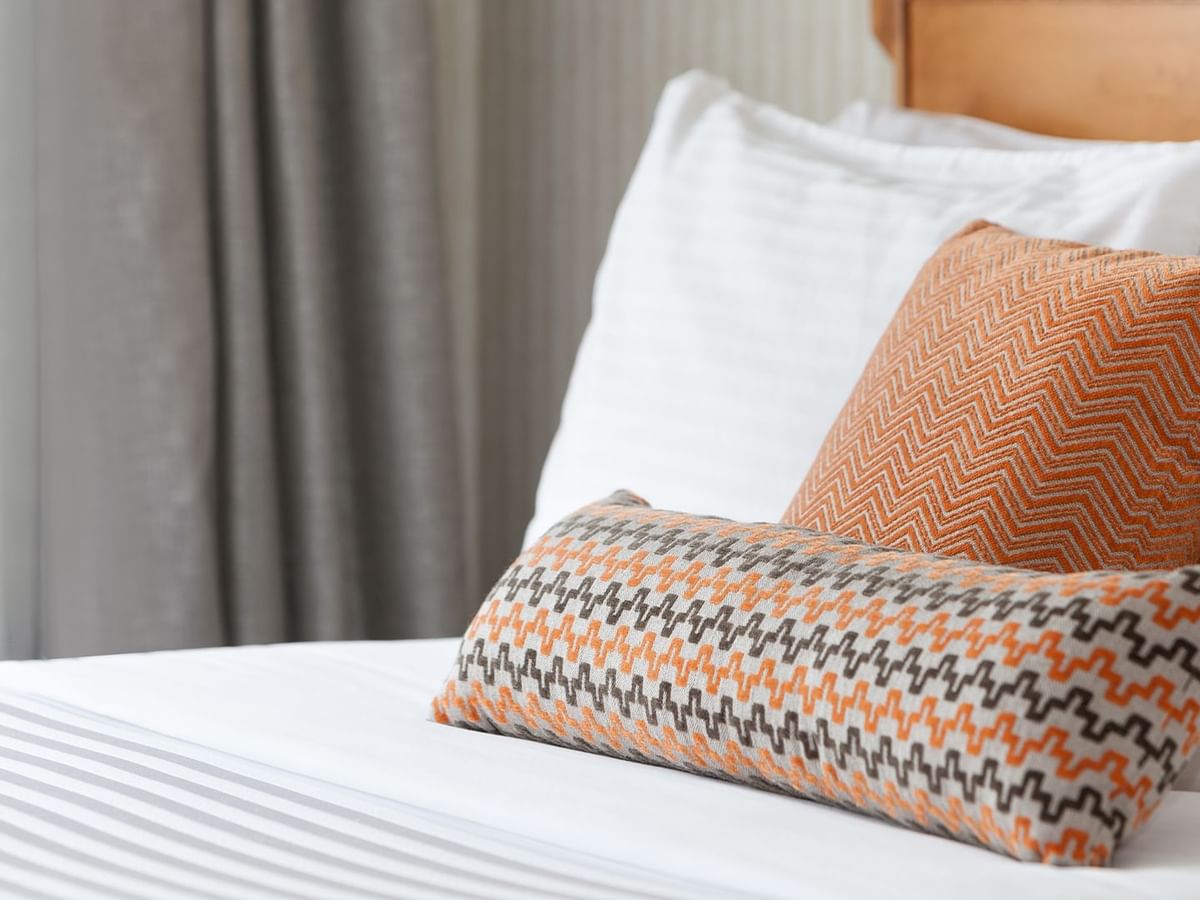 Queen bed in a spacious room