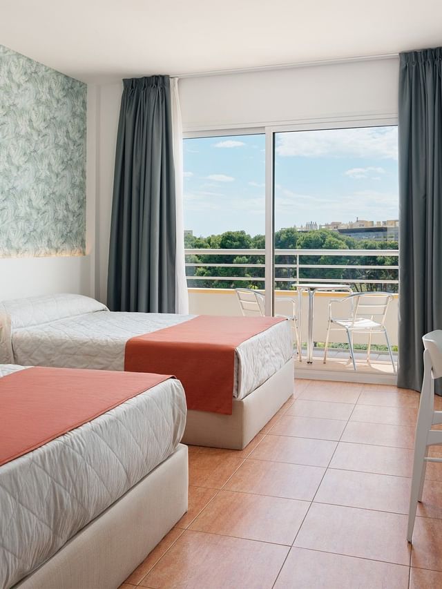 Habitación estándar con vistas a la piscina en Ponient Pirámide Salou