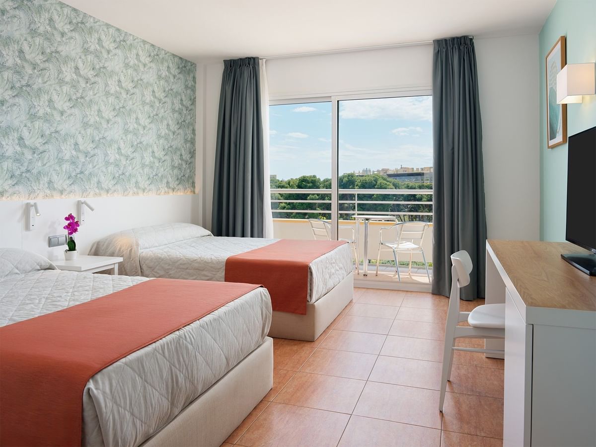 Standard Rooms with a View featuring two single beds, balcony, and a desk area at Ponient Pirámide Salou