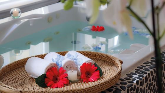 Jacuzzi con velas, flores y toallas en Hotel Charleston Santa Teresa