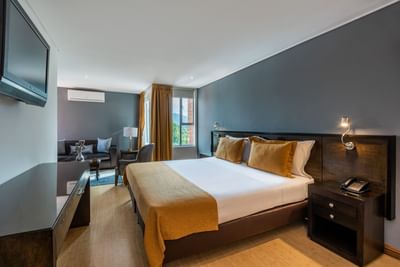 habitacion moderna con cama king y luz de lectura