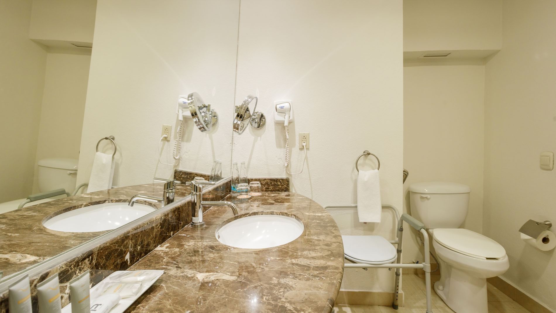 1 Double Deluxe Handicap Accessible bathroom with a marble counter and a medical shower seat at Real Inn Torreon