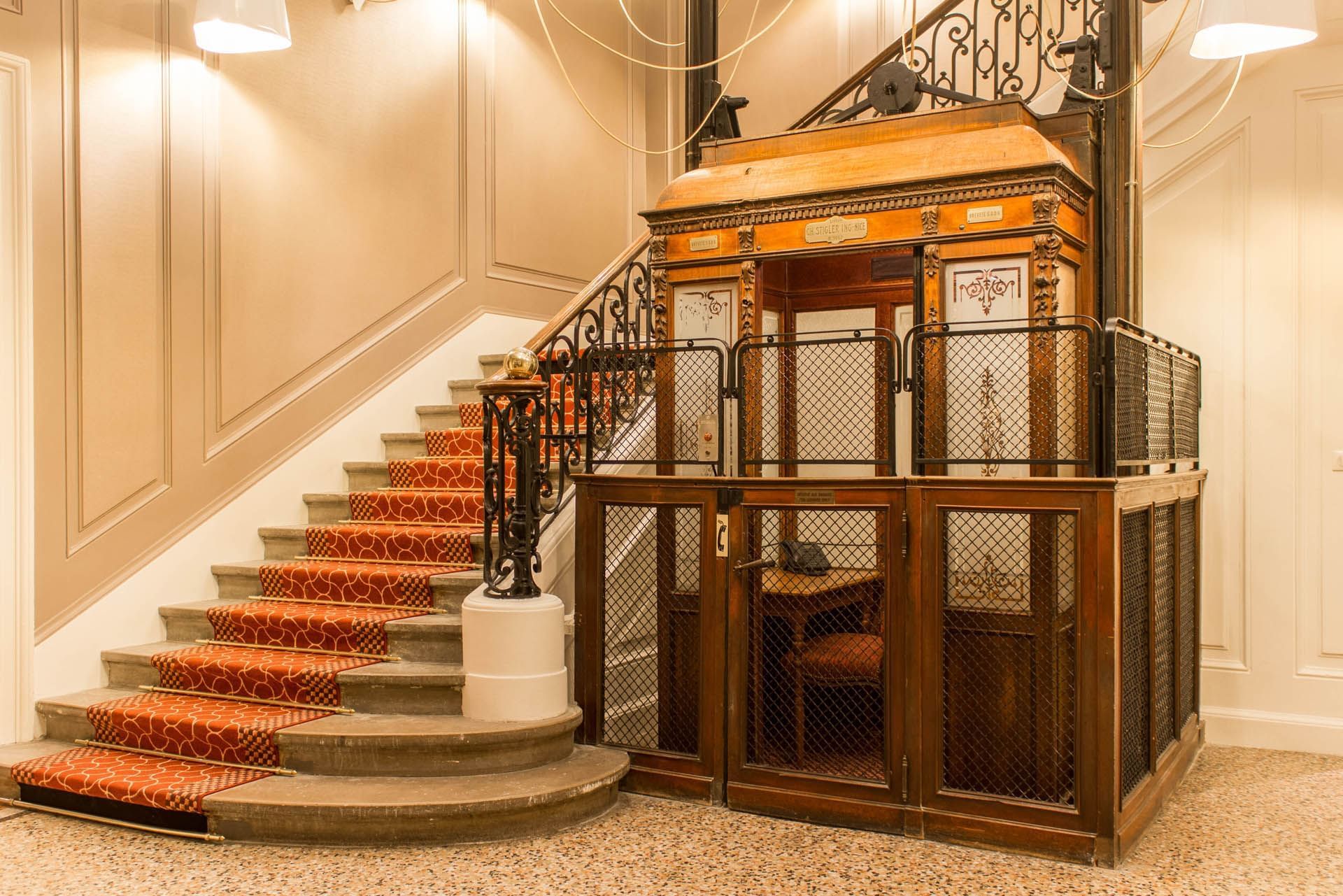 Escalier du hall d'accueil à Oceania Le Métropole Montpellier