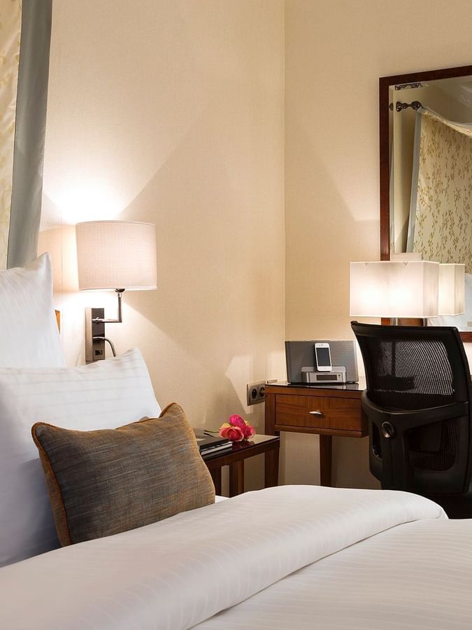 Zone lit et espace de travail dans une chambre Premium à l'hôtel Warwick Brussels