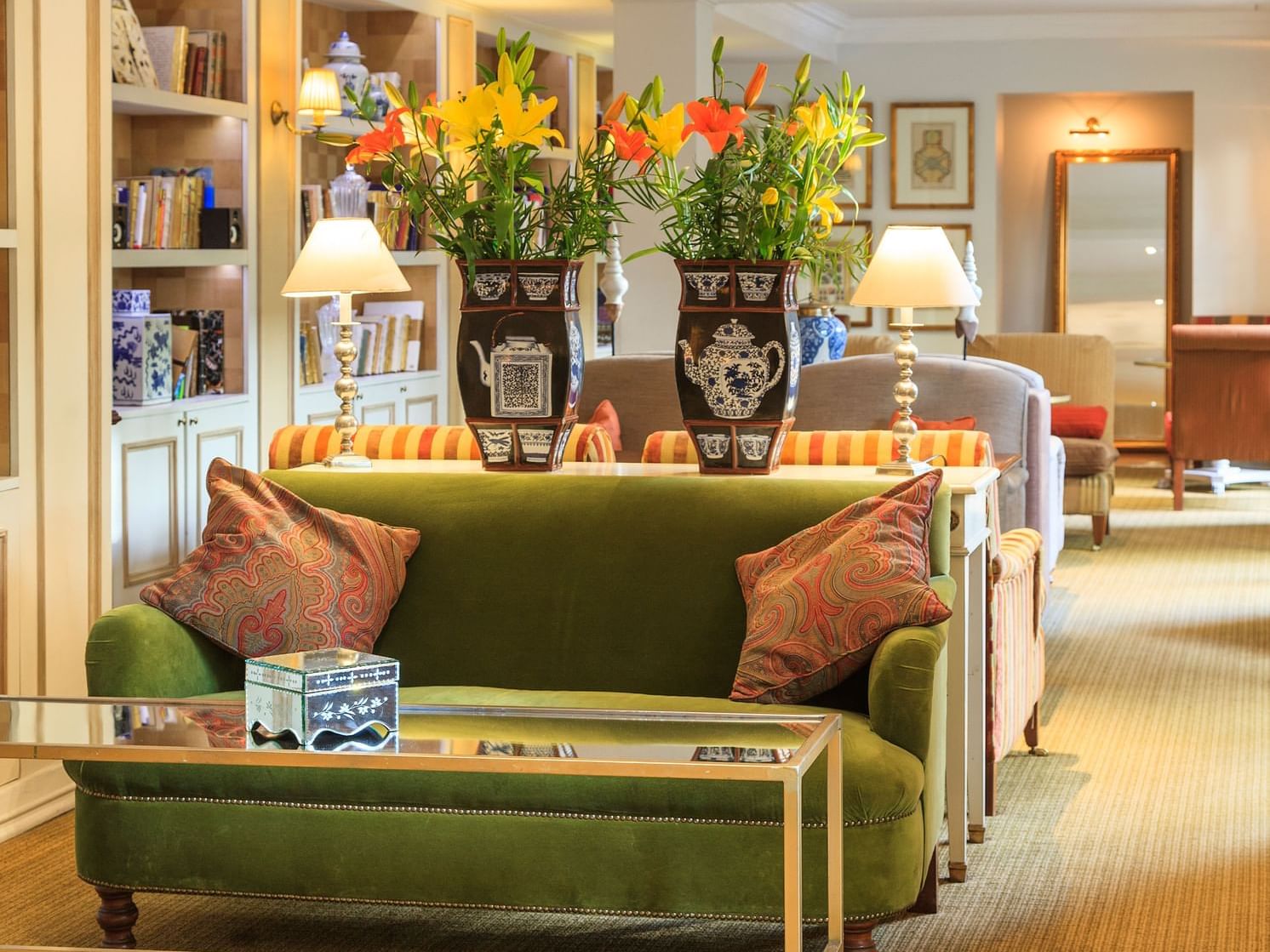 Sofas & floral decor in a Lounge area, Hotel Boutique Le Reve