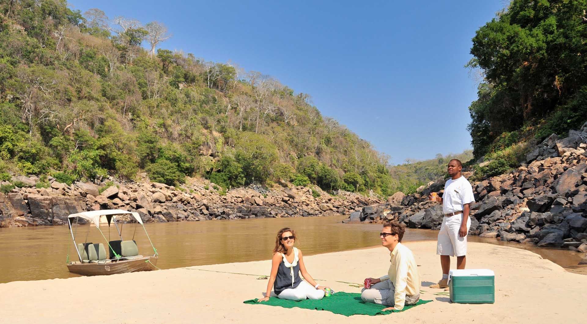 Tourists enjoying a picnic near Serena Mivumo River Lodge