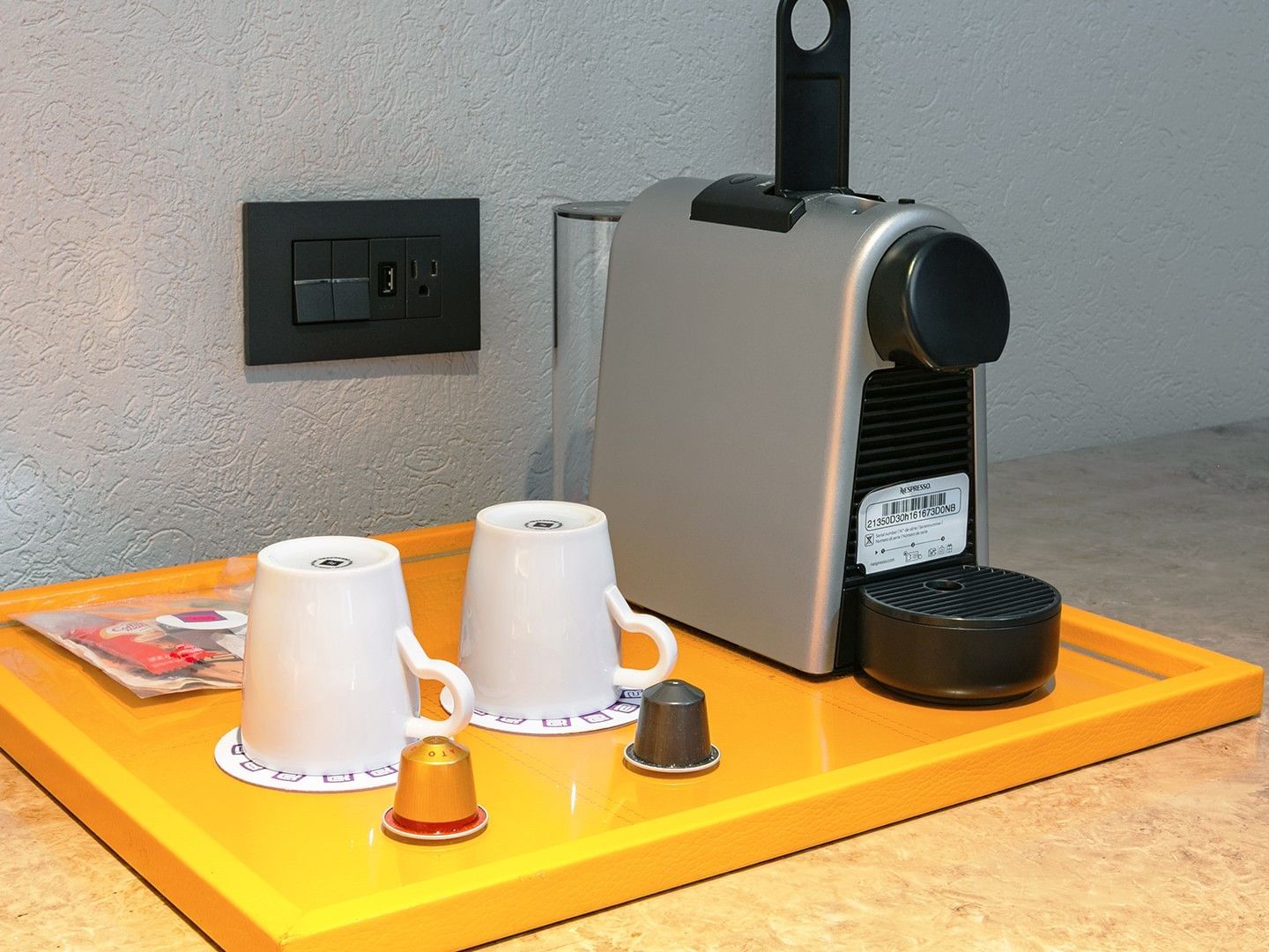 Bandeja de café con dos tazas y máquina de café en Junior Suite 2 Camas Dobles en Camino Real Aeropuerto México, Ciudad de México