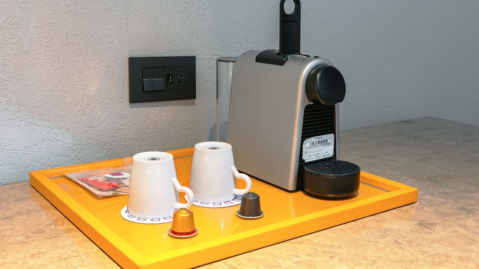 Bandeja de café con dos tazas y máquina de café en Junior Suite 2 Camas Dobles en Camino Real Aeropuerto México, Ciudad de México.