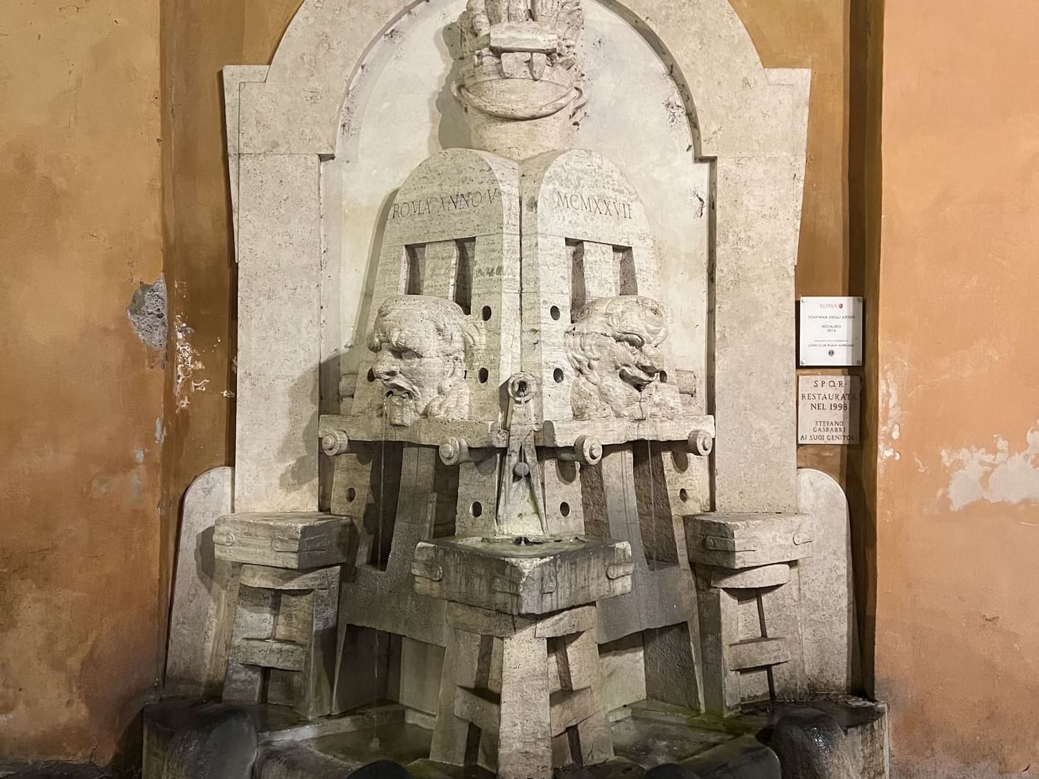 Fontana degli Artisti fountain with a vintage wall at Margutta 19