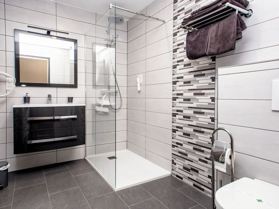 Shower & vanity area in a room at Hotel La Baie de Morlaix