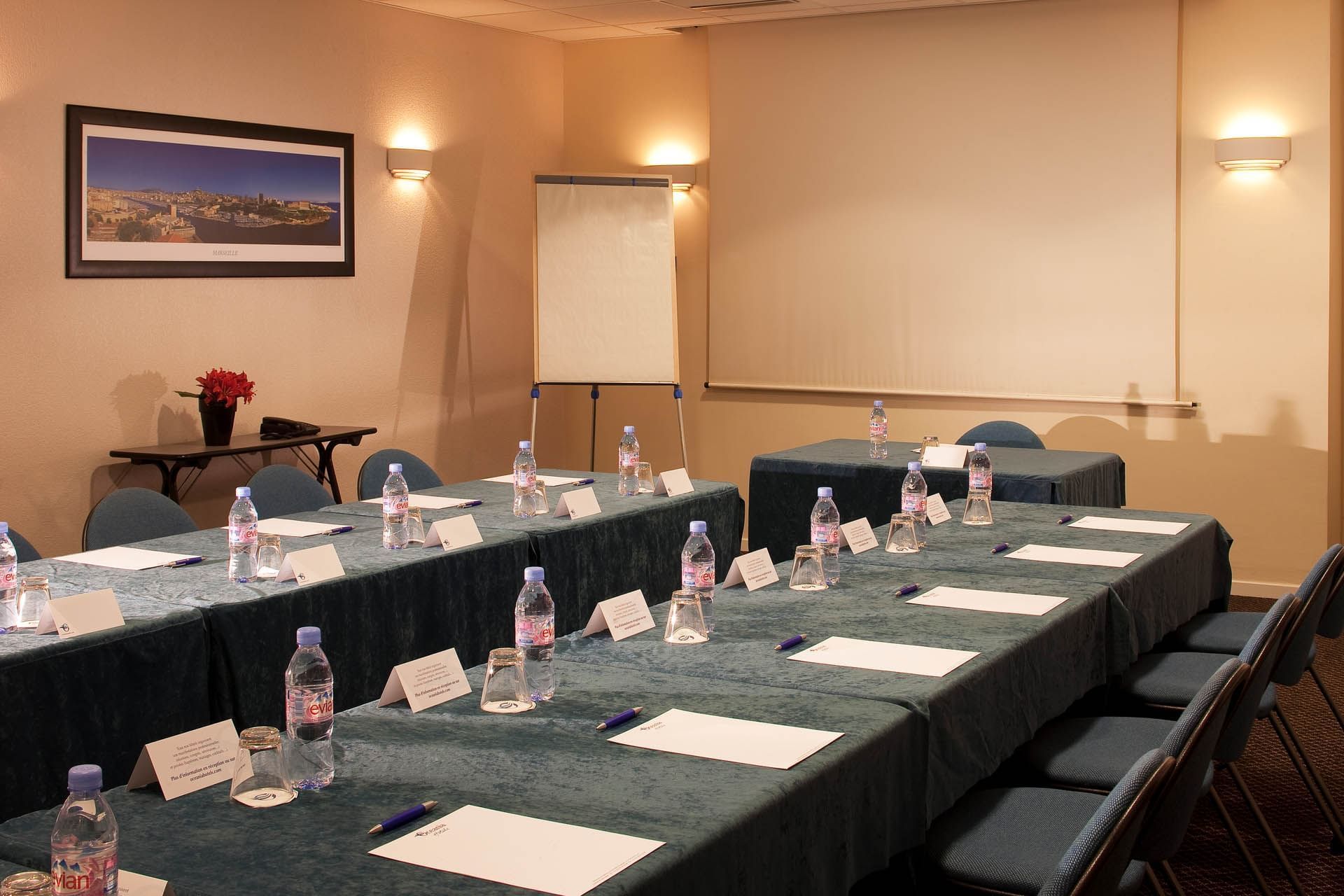 Table en U dans une salle de réunion à l'Escale Oceania Marseille