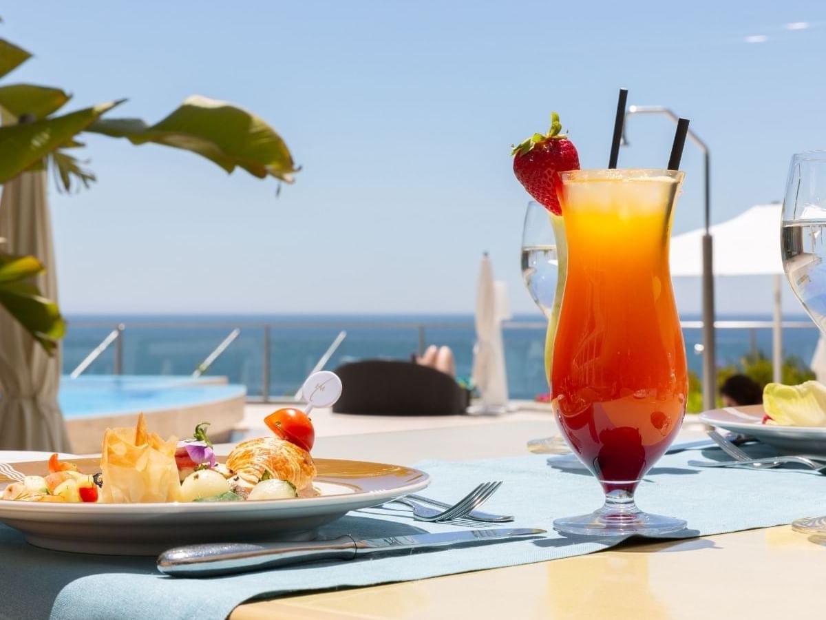 Drink & appetizers served with sea view, Hotel Cascais Miragem
