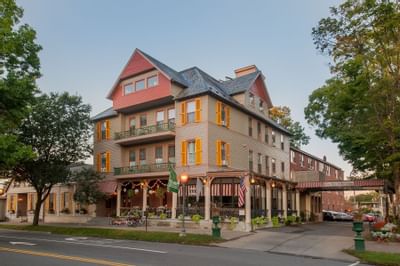 Exterior view of the hotel & car park of The Inn at Saratoga