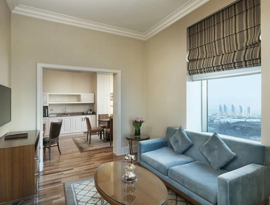 Titanic Business Kartal'daki Premier Suite'te, rahat bir kanepe ve televizyonla düzenlenmiş bir oturma alanı bulunmaktadır.