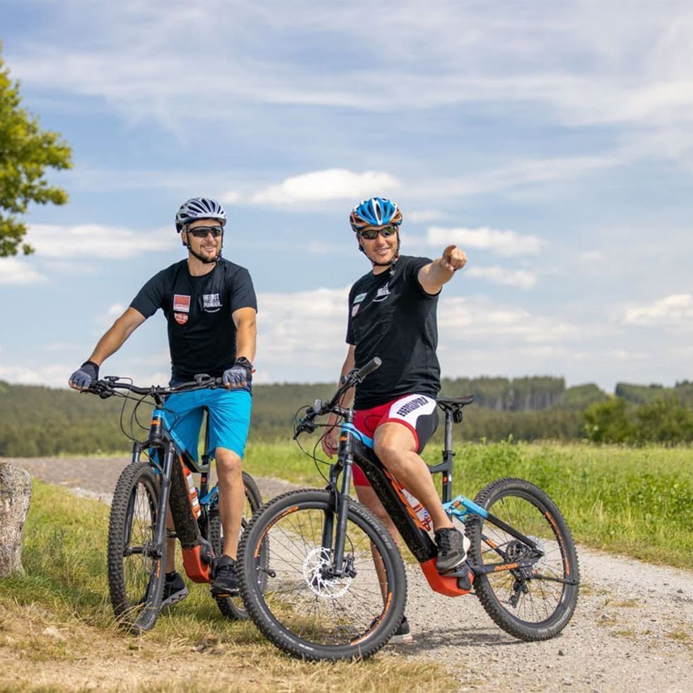 Zwei Radfahrer auf einem Pfad im Freien, Angebot Aktivtage mit Herbst & Pranger.