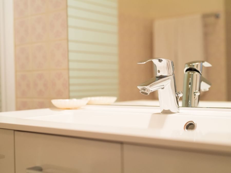 Bathroom vanity in Chambre Familiale at Le Kastelberg