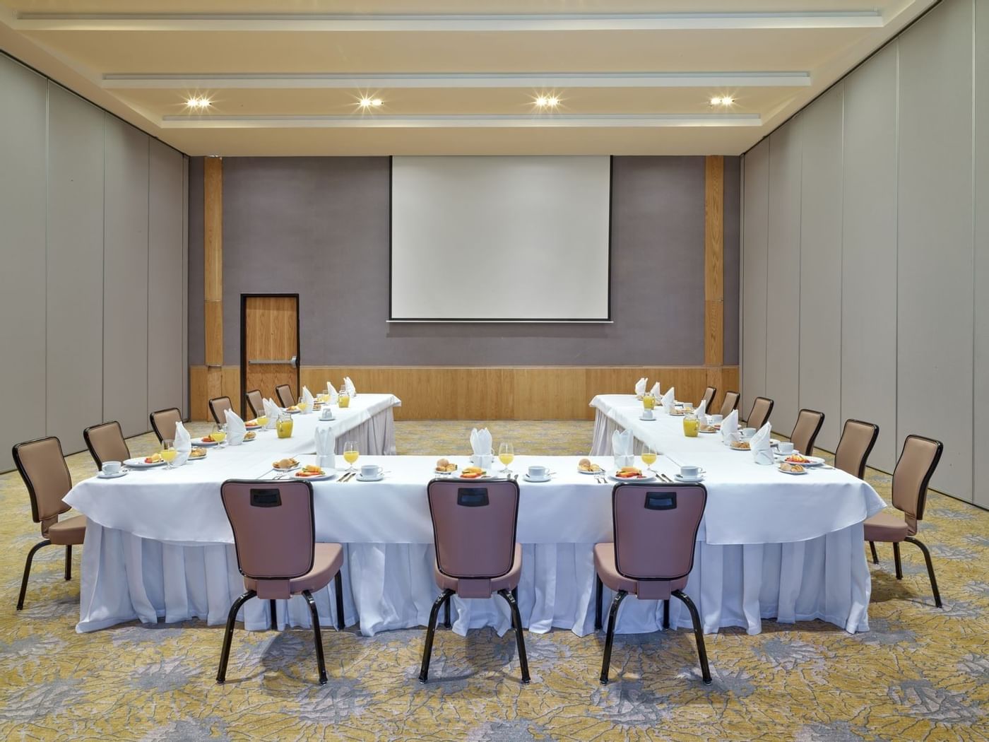 Configuración en forma de U en la sala de conferencias de FA Hotels & Resorts