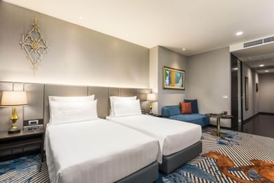 Twin beds in Club Room River View at Chatrium Hotel Bangkok