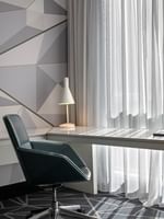 Bureau avec chaise et fleurs dans une suite Loft au Warwick Le Crystal – Montréal.