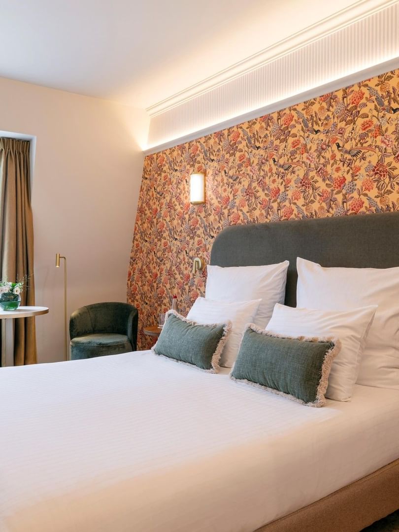Classic Kamer met kingsize bed, bloemmotief behang en groene fauteuils bij Warwick Brussels Grand-Place in Brussel