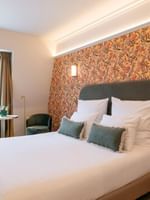 Classic Kamer met kingsize bed, bloemmotief behang en groene fauteuils bij Warwick Brussels Grand-Place in Brussel