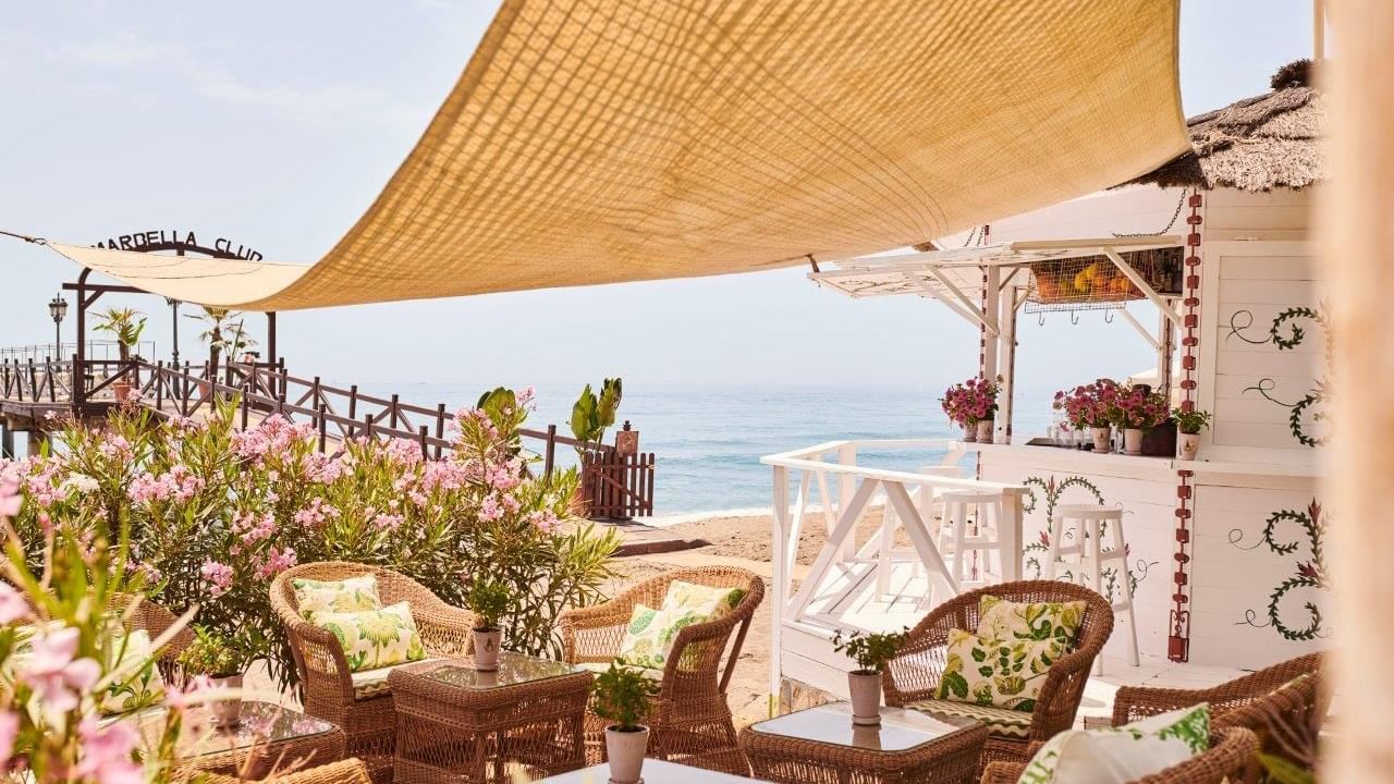bar con vistas al mar y al pantalán en el Beach Club del hotel Marbella Club