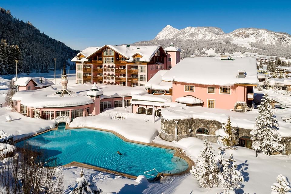 Hotelanlage Winter - Wellnesshotel ...liebes Rot-Flüh im Tannheimer Tal in Tirol, Österreich in Grän