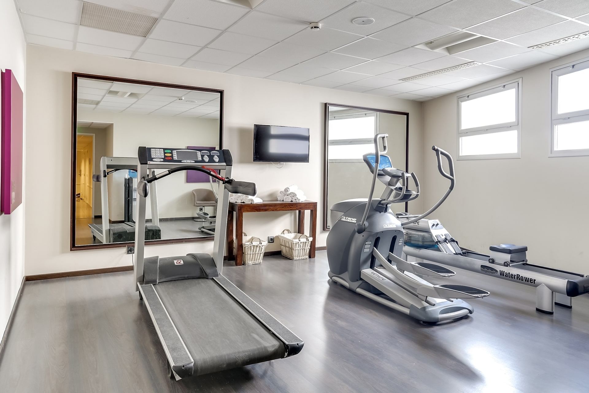 Équipement de gym dans la salle de fitness à l'Escale Oceania Pornichet