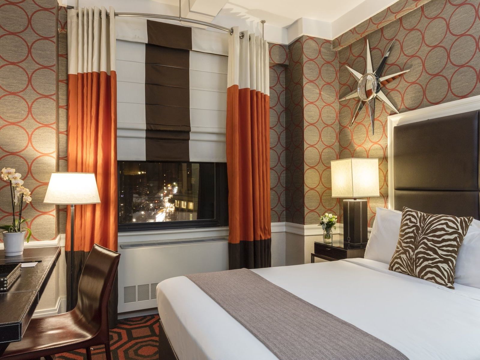 a bed and a desk in a hotel room
