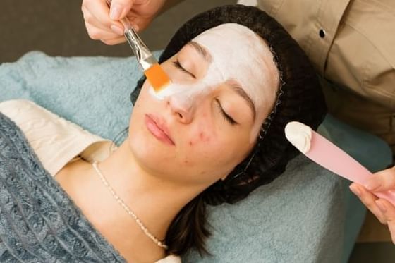 Mujer recibiendo el tratamiento facial antide contaminación de Orquidea en Orquidea Spa & Wellness en Los Altos Resort