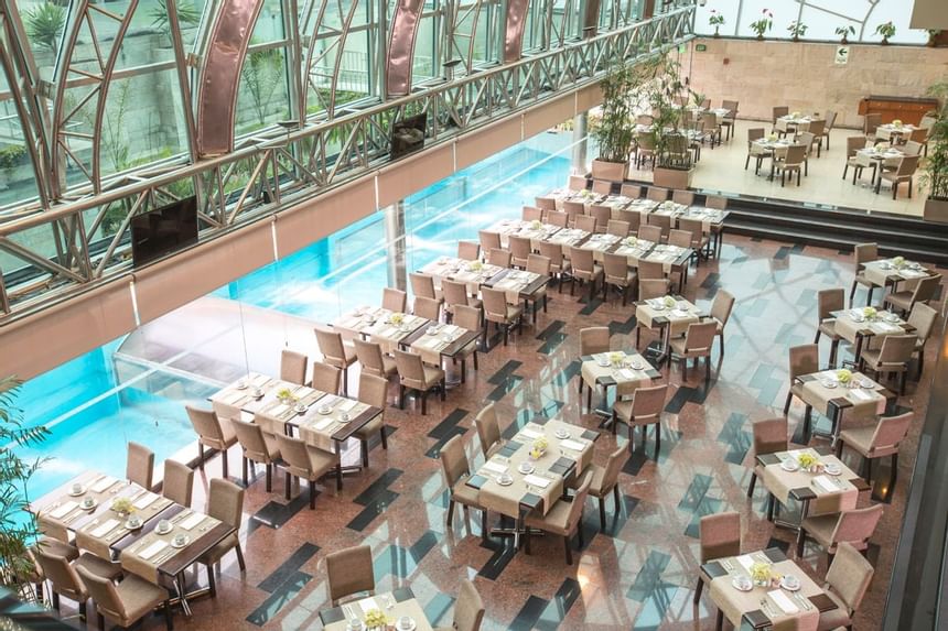Vista del comedor en el Delphos Bistro en Delfines Hotel