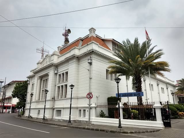 Exterior of De Javasche Bank Soerabaia near Vasa Hotel Surabaya