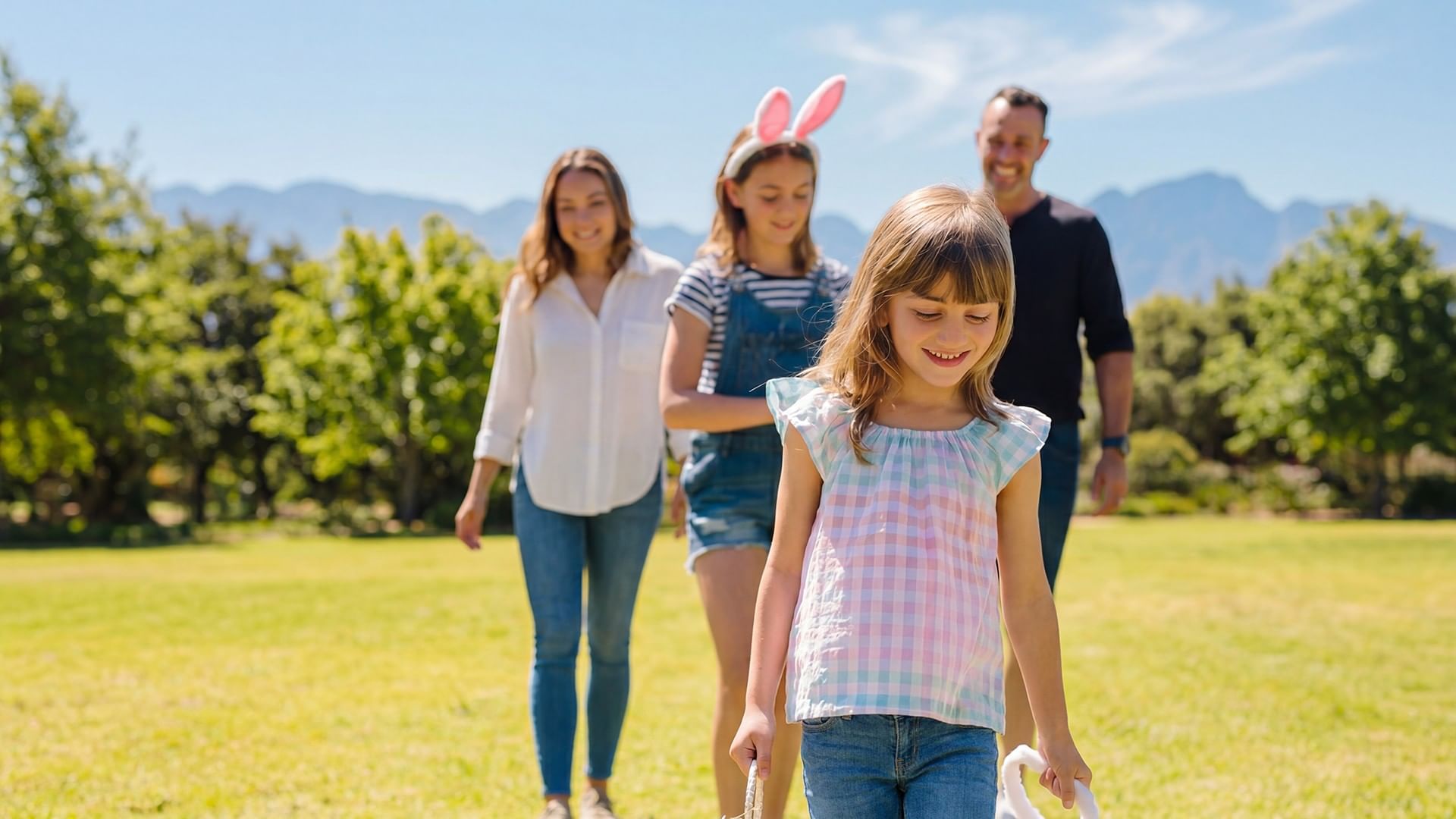 Famiglia felice che cammina in un parco al Falkensteiner Group