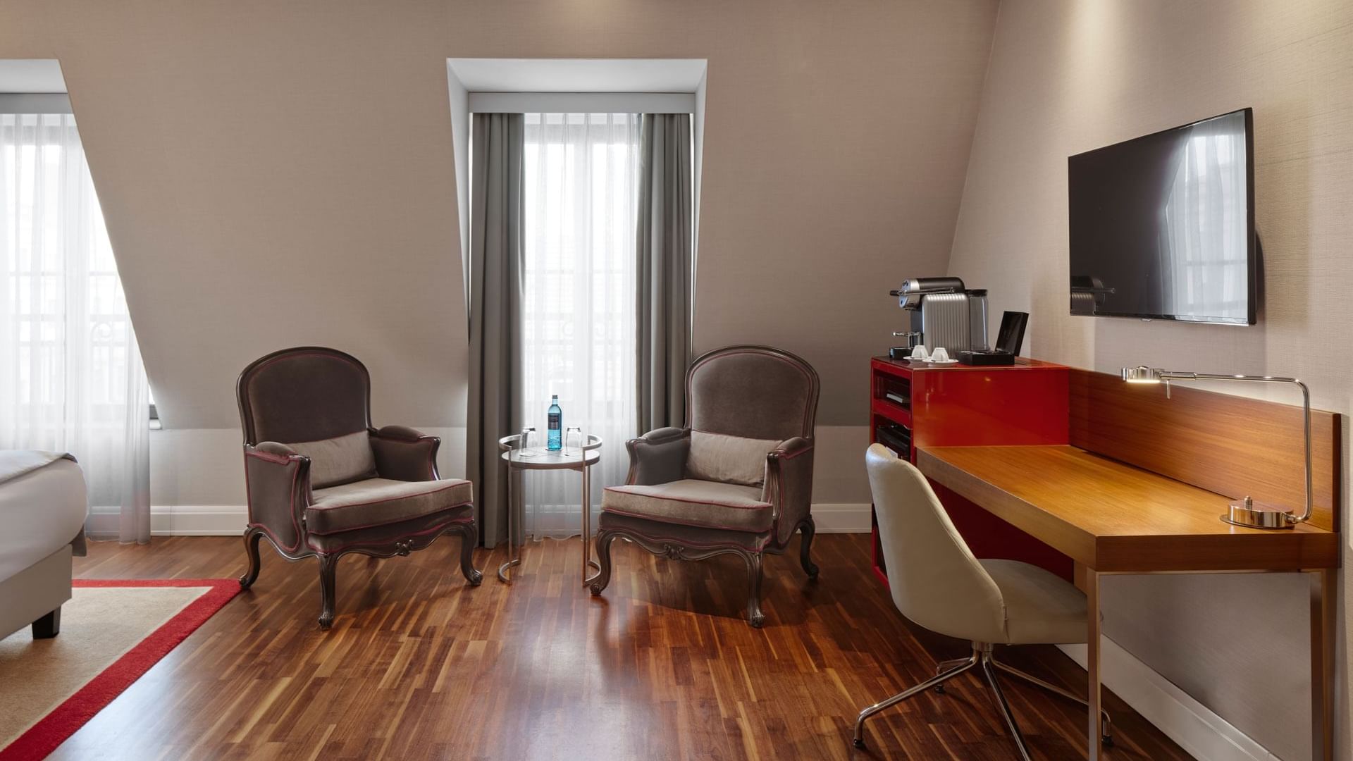 Junior Suite mit Holzboden, Nespresso-Maschine und Sitzecke im Titanic Gendarmenmarkt Berlin