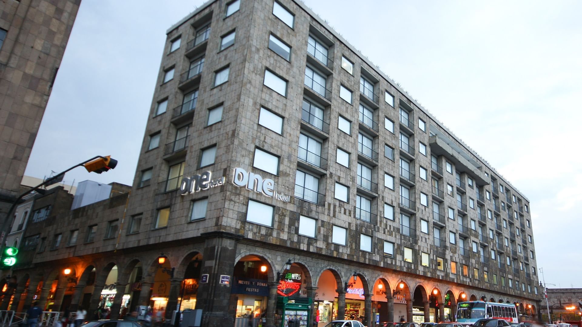 The exterior view at One Guadalajara Centro Histórico
