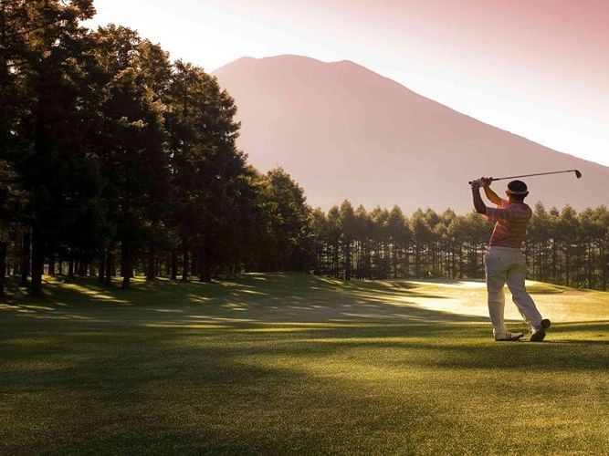 Man playing on Hanazono golf course near Chatrium Niseko Japan